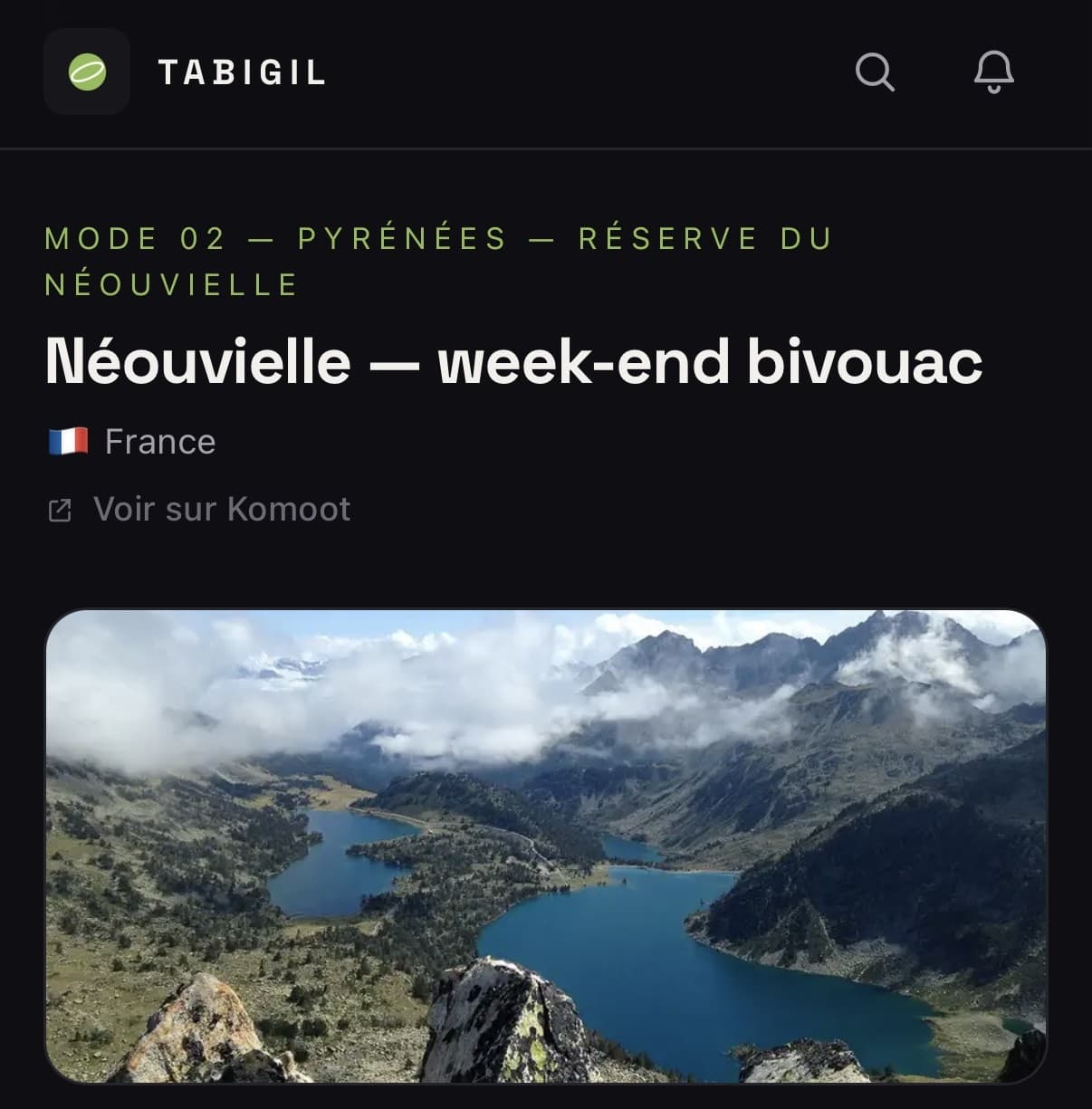 Fiche d'une randonnée dans Tabigil, avec le thème dédié du mode randonnée et la photo du massif